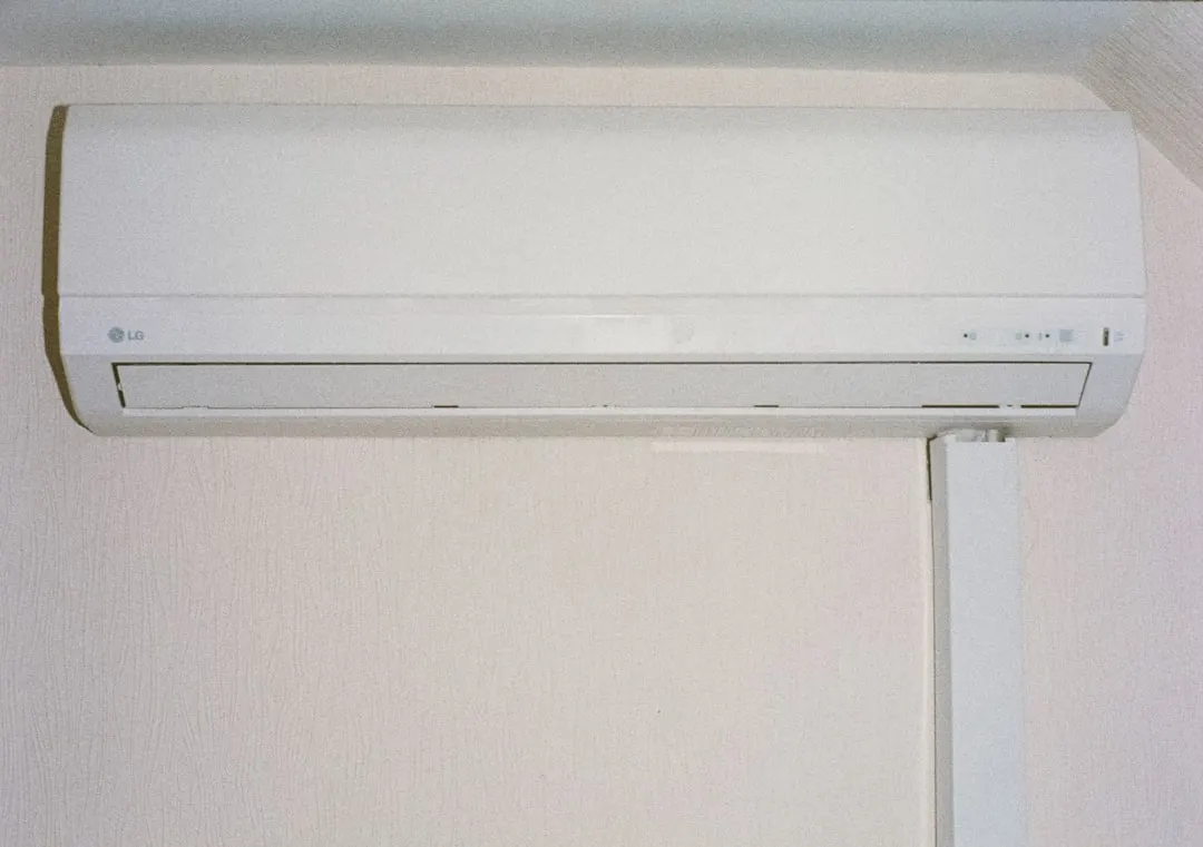 Multi-zone ductless mini-split in Montreal living room