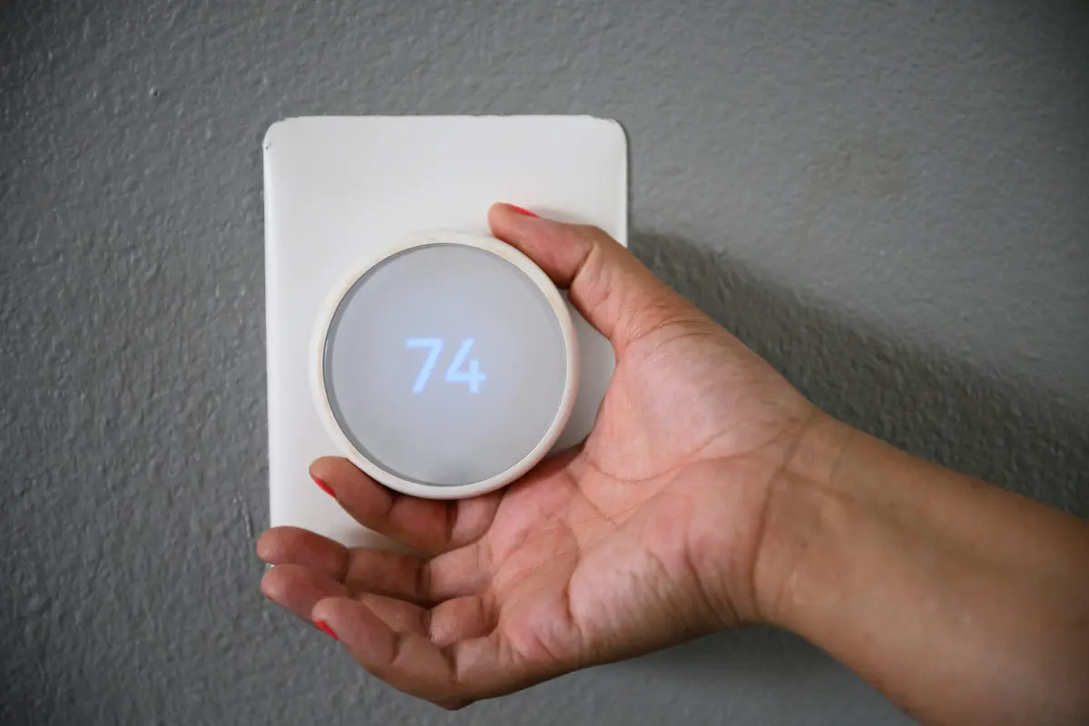 Zone thermostat in Montreal office building