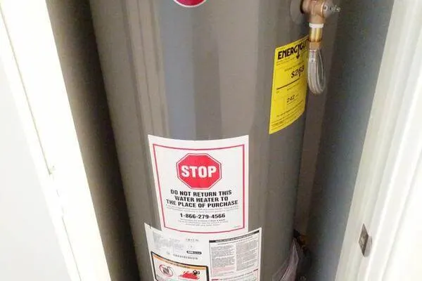 Water heater tank service in a Montreal basement
